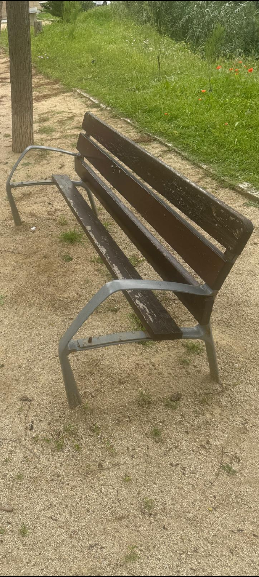 Imatge pels mitjans: Arreglar els bancs del Parc de les Tres Bessones
